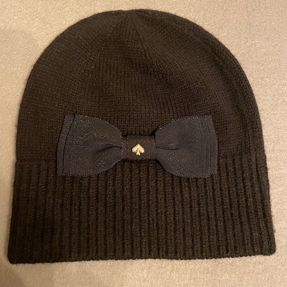 Kate Spade Beanie Black with gold spade & bow OS stretch New - Picture 3 of 10